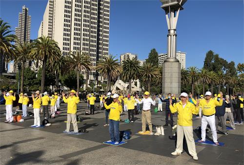 圖2～3：二零二零年九月二十六日，部份舊金山的法輪功學員來到渡輪大廈前的廣場集體煉功，傳播法輪大法的美好。