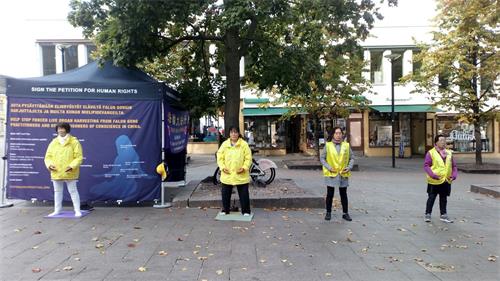 '圖1：芬蘭法輪功學在甘比市中心舉行講真相活動。'