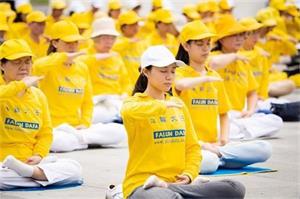 '紀念5.13法輪大法日，台北法輪功學員在戶外打坐，給世人帶來祥和與希望'