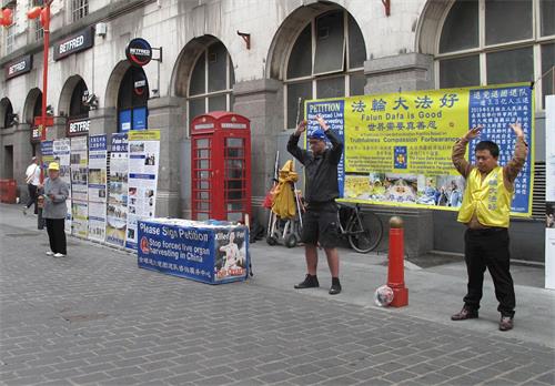 '圖1：二零二零年九月三日，法輪功學員在倫敦唐人街傳播真相。'