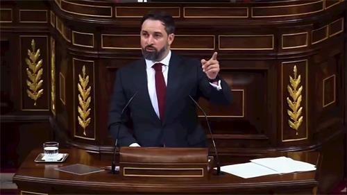 '圖2：西班牙右派聲音黨領袖阿瓦斯卡爾（Santiago Abascal）2020年11月在國會譴責中共。'