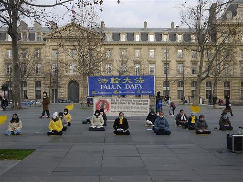 '圖3～4：二零二一年一月三日星期日，法輪功學員在巴黎共和國廣場傳播真相。圖為法輪功學員演示功法。'