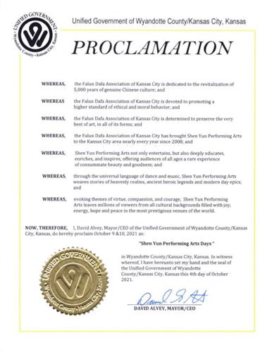 '圖10：堪薩斯州懷恩多特縣縣長兼首席執行官大衛﹒埃爾維（David Alvey），亦代表所在市縣向堪薩斯城法輪大法學會簽發嘉獎令，與當地民眾一起喜迎「神韻演出日」。'
