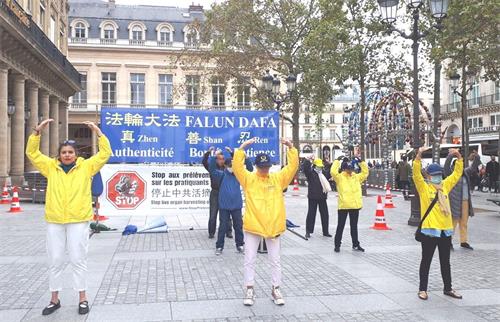 '圖7：二零二一年十月二日，法輪功學員在巴黎柯萊特廣場演示法輪功功法。'