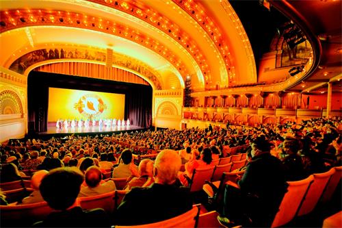 '圖1：二零二一年十月九日和十日，神韻紐約藝術團給芝加哥的觀眾帶來了三場演出。圖為十月十日演出結束時，演員謝幕的場面。'