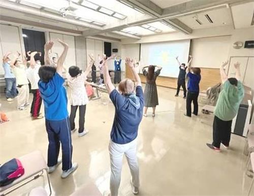 '圖1：二零二一年十月九日星期六，日本埼玉縣法輪功學員在久喜市舉辦了免費法輪功教功班。'