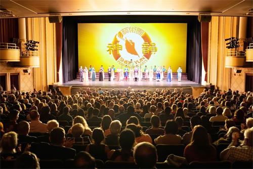 '圖1：二零二一年十月十七日下午，神韻藝術團的演員們在麻州伍斯特市（Worcester）漢歐沃劇院（Hanover Theatre）謝幕。'