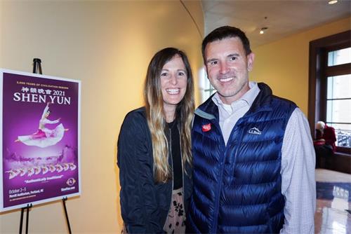 '圖6：二零二一年十月三日下午，國際金融技術管理企業副總裁傑森﹒漢利（Jason Hanley）和太太在美國緬因州波特蘭默瑞爾劇院（Merrill Auditorium）觀看了神韻巡迴藝術團的演出。'