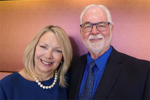 '圖11：二零二一年十月二日下午，大西雅圖地區林伍德市的市議員、市議會副主席吉姆・史密斯（Jim Smith）先生攜妻子雪莉（Sherry）在西雅圖觀賞了神韻演出。'