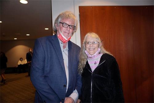 '圖7：二零二一年十一月一日晚，著名音樂家托德﹒洛瑞（Todd Lowry）與夫人蘇珊﹒洛瑞（Suzanne Lowry）觀賞了在阿爾伯克基波的首場演出，夫妻倆為此等待了五年。'