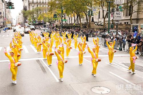 '圖1～6：二零二一年十一月十一日，法輪功學員受邀參加隊伍紐約市傳統的老兵節遊行。'