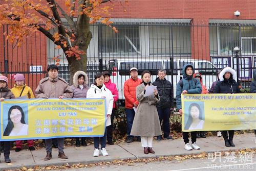 '圖2：劉銘園（中）在新聞發布會上講述修煉一家人在中國遭受的迫害，並呼籲加拿大政府營救她的母親'