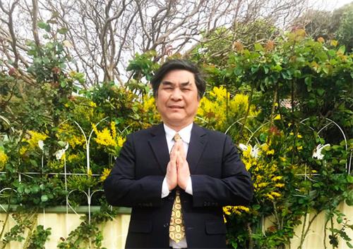 圖：阮維雄（Nguyen Duy Hung）博士雙手合十感恩師父的慈悲救度。