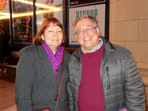 '圖10：羅伯特・尼科西亞（Robert Nicosia）攜妻子多琳奈・尼科西亞 （Dorine Nicosia）觀看了神韻於二零二一年十一月二十一日晚在新布朗斯維克市的演出。'