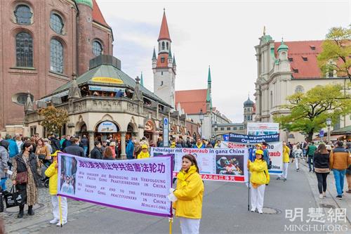 '圖1～7：二零二一年十月三十日，法輪功學員在慕尼黑鬧市區舉辦大遊行，受矚目。'