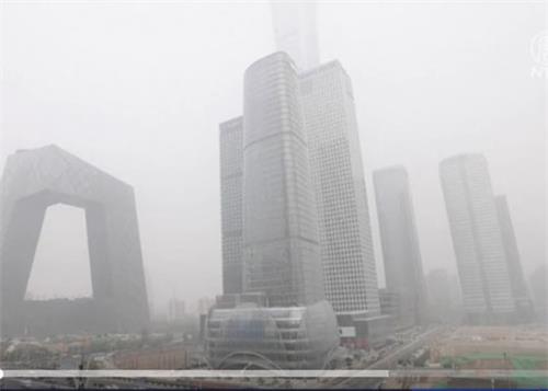 圖：二零二一年十一月六日，北京城一早大霧瀰漫。（視頻截圖）