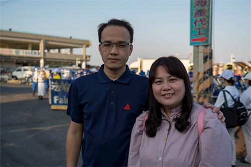 '圖7：在保險公司服務的李先生與幼兒園教師太太林女士，在興達漁港觀光漁市場看天國樂團的演出，感受到正能量，心情很愉悅。'