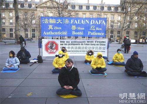 '圖1：二零二一年十二月十日國際人權日之際，法輪功學員在巴黎共和國廣場舉辦信息日活動，呼籲制止中共對法輪功的迫害。'