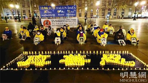 '圖5：二零二一年十二月十日，巴黎法輪功學員在傍晚點亮燭光，悼念被中共迫害致死的法輪功學員。'