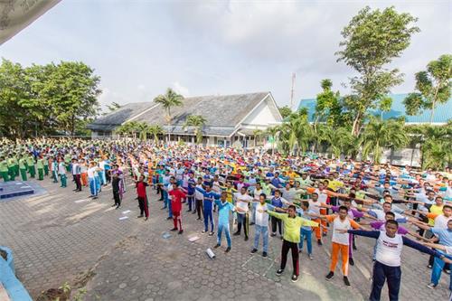 '圖2：印度尼西亞巴丹島職業中學1（SEKOLAH MENENGAH KEJURUAN NEGERI 1）學生集體煉功。'