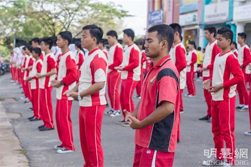 '圖9～10：二零一六年十一月十一日，巴丹島法輪功學員第二次到國家皇冠（Kolese Tiara Bangsa）高職學校教學生煉法輪功功法。'