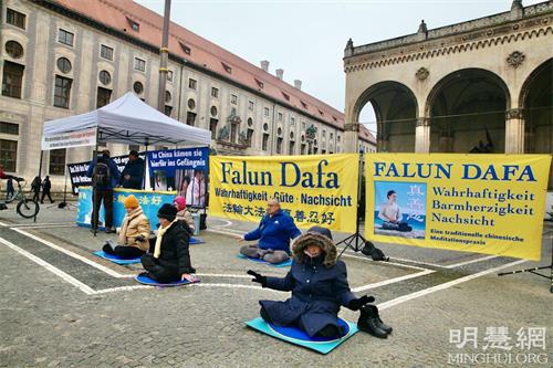 '圖1：二零二一年十二月十三日，法輪功學員在德國慕尼黑奧迪安廣場（Odeonsplatz）展示功法'
