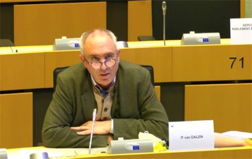 '圖1：11月29日，荷蘭政治家、歐洲議會人權小組委員會成員凡﹒達倫（P Van Dalen）參加歐洲議會聽證會。（聽證會視頻截圖）'