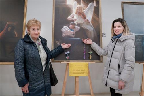 '圖4：伊琳娜（右）和瑪麗娜（左）在畫展前留影'