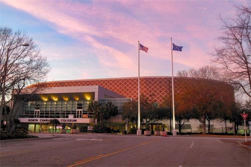 '圖1：二零二一年十二月十八日和十九日，神韻北美藝術團在美國南卡州北查爾斯頓演藝中心（North　Charleston　Performing　Arts　Center）上演了兩場「世界第一秀」。圖為南卡州北查爾斯頓演藝中心外景。（大紀元）'