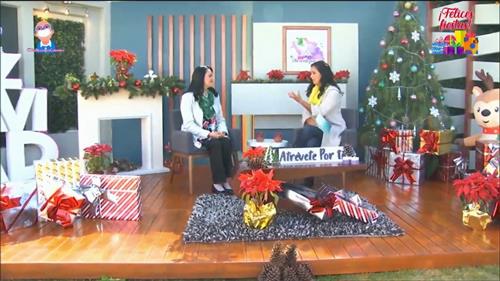 '圖1：墨西哥電視《Dare for you》的電視節目中，主持人利賈﹒雷耶斯（Ligia Reyes，右）採訪詹妮弗﹒加西亞（Jeniffer García，左）。（圖片來源：Mexiquense TV）'