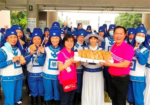'圖8：萬丹鄉蕭姓村長特地送來了當地名產紅豆餅一百五十份、共三百個，供天國樂團團員品嘗。'