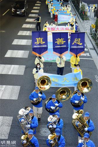 '圖2～4：二零二一年十二月二十六日，在東京池袋街道上的遊行隊伍。'