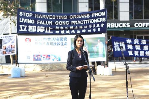 '圖3：國際「醫生反對活摘器官」（DAFOH）組織墨爾本分部代表劉醫生（Dr Lisa Lau），於二零一五年五月二十三日，在墨爾本城市廣場（City Square）舉行的揭露中共活摘法輪功學員器官真相的集會上發言。'