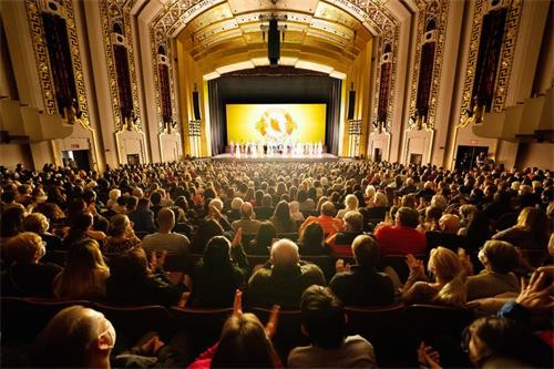 '圖3：二零二一年十二月二十六日，神韻環球藝術團在美國康州哈特福德布什耐爾劇院演出，現場爆滿。圖為當天演出謝幕照。（大紀元）'