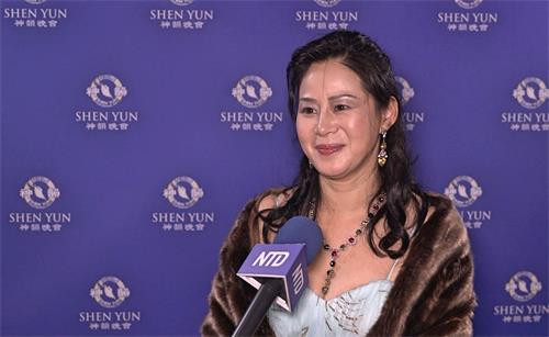 '圖8：美中亞洲文化協會會長魏歡（Carol Wei），於十二月二十九日下午在聖地亞哥欣賞了神韻國際藝術團的演出。她說：「這是一場高水準的演出。」（新唐人電視台）'