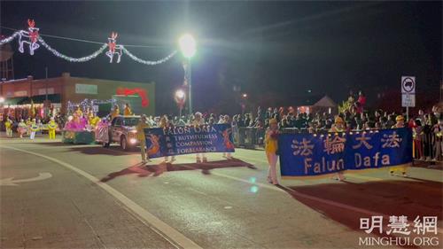 '圖1～2：二零二一年十二月二日晚，大達拉斯地區的法輪功學員參加葡萄籐市聖誕燈光遊行。'