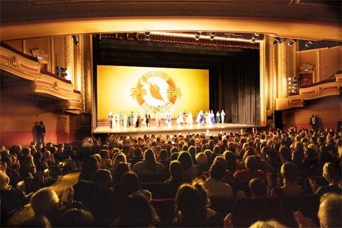 '圖1：二零二一年十二月四日，美國神韻藝術團在美國明尼阿波利斯市奧菲姆劇院（Orpheum Theatre）的演出爆滿。圖為演出結束時演員謝幕。（大紀元）'
