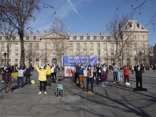 '圖1：法輪功學員在巴黎共和廣場展示法輪功功法'