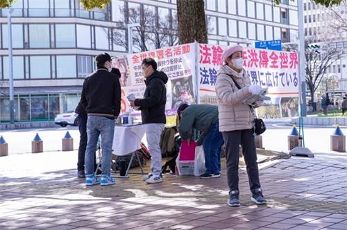 '圖1～2：三月十四日，法輪功學員們在名古屋市中心「榮（Sakae）」講真相'