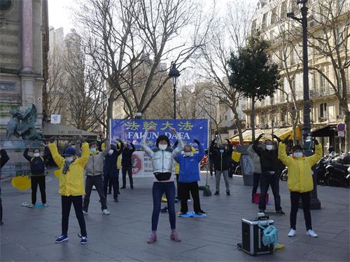 '圖3：法輪功學員在巴黎拉丁區聖米歇爾廣場演示法輪功功法'