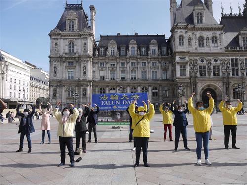 '圖1：法輪功學員在巴黎市政廳廣場演示功法'