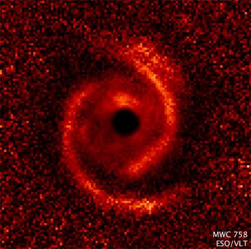 '嬰兒「太陽系」MWC 758（Image credit：NASA / ESA / ESO / M. Benisty et al ）'