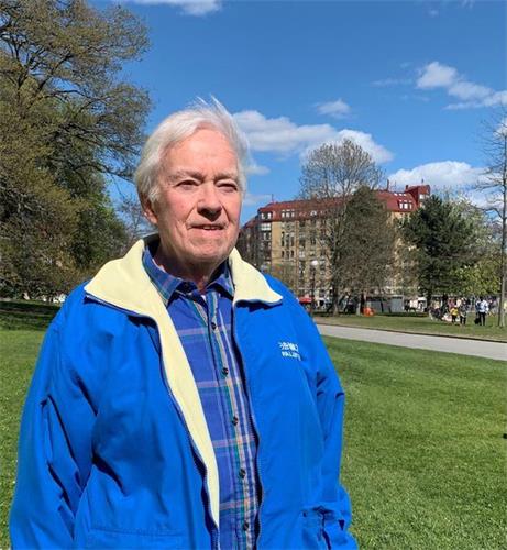 '圖：87歲的瑞典退休老人羅納德修煉法輪功後身心健康、走路一身輕，精神矍鑠，變得越來越年輕了。'