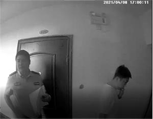 月8日下午4時27分，7日來過的一個警察帶著一個新的警察又出現在趙鋒慧瓊海市的家門口。'