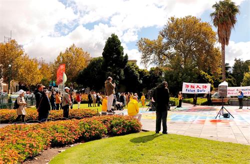 '圖2：二零二一年四月十日，法輪功學員在澳洲第四大城市本迪戈市中心舉辦汽車遊行和集會。圖為集會現場。'