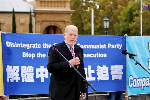 '圖7：澳洲人權活動家、澳洲聽障協會主席、自由黨資深成員安德魯﹒布什（Andrew Bush）在集會上發言。'
