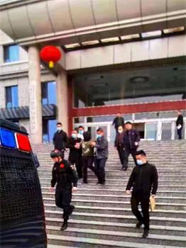 '楊慶社被戴上黑頭套押出會場帶走'