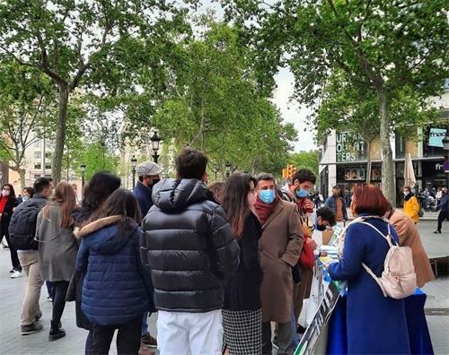 '圖1～2：法輪功學員們來到最繁華的市中心廣場-加泰羅尼亞廣場（Catalonia）傳播真相'