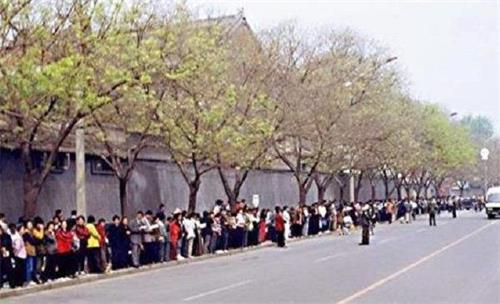 '圖1：1999年4月25日，萬名法輪功學員到北京中南海一側的國務院信訪辦上訪，被稱作中國上訪史上 「規模最大、最理性平和、最圓滿」 的和平上訪。圖為秩序井然的四﹒二五上訪民眾。'