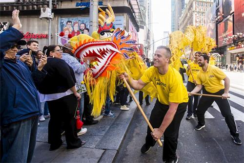 '圖3：斯考特參加紐約市中國城遊行，擔任西人舞龍隊的龍頭手（攝於2017年）'